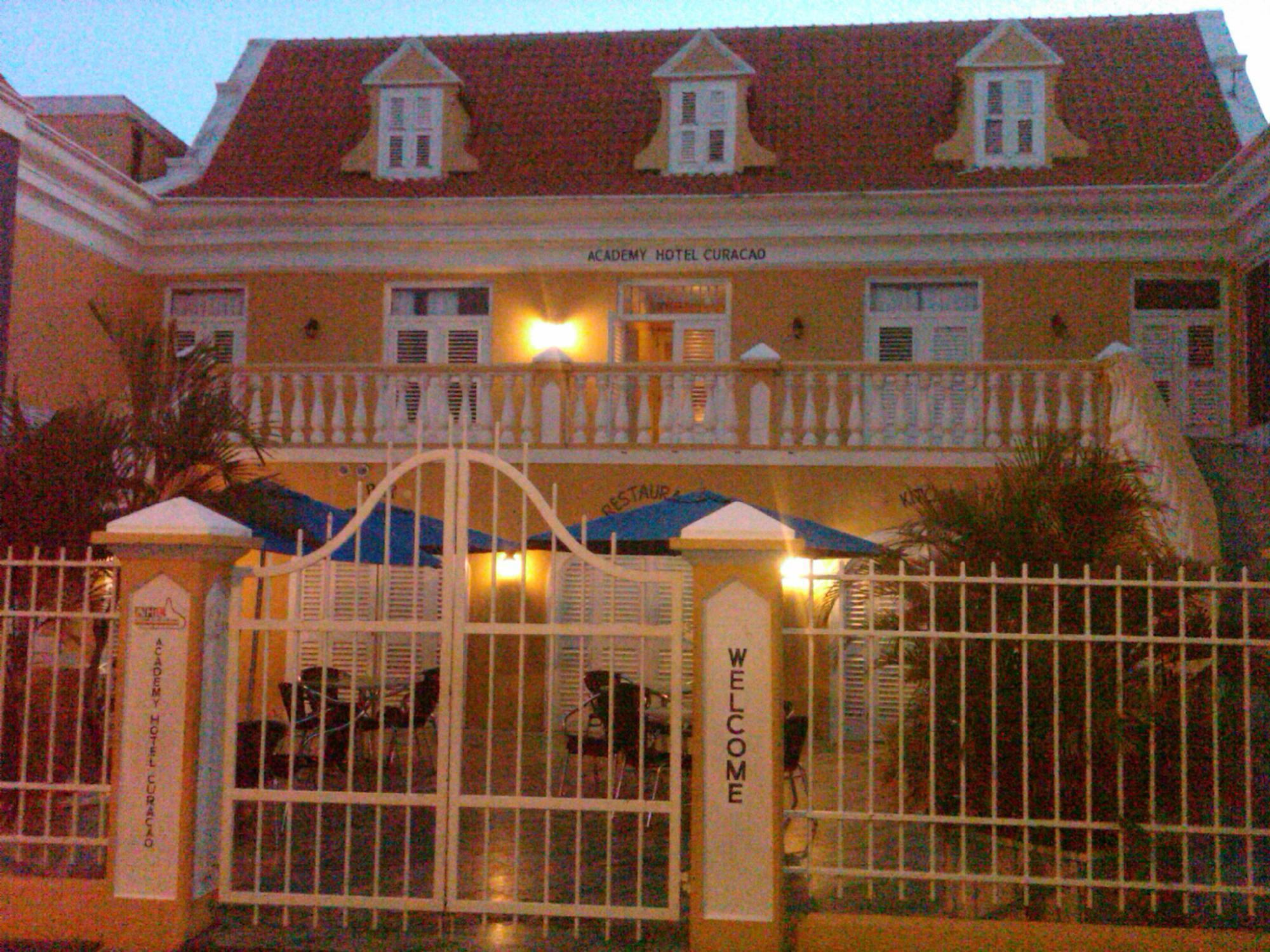 Academy Hotel Curacao Willemstad Bagian luar foto
